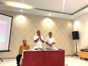 Antonius Ginting dan Komando Tarigan bersama Prof. Sukaria sinulingga menyampaikan apresiasi kepada peserta diskusi