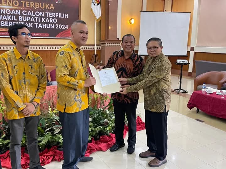 Ketua KPU Karo, Rendra Gaulle Ginting serahkan salinan SK penetapan Paslon Bupati dan Wakil Bupati terpilih, Antonius Ginting dan Komando Tarigan
