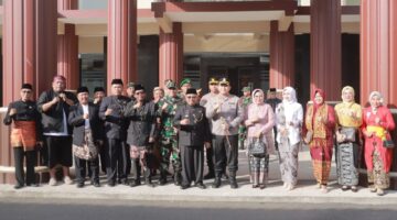Dandim 0808 Bersama Forkopimda Kabupaten Blitar Hadiri Upacara Hardiknas 2025
