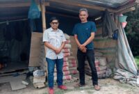 Jeksen memberikan sumbangan semen kepada Ngapul Tarigan dalam pembangunan gereja Katolik Desa Bandar Meriah