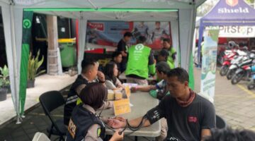 HUT Bayangkara ke-79. RS Bayangkara TK II Sartika Asih Gelar Bhaktikes Sasar Para Pengemudi Ojek Online