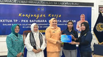 Dukung Kemandirian Warga Binaan, Ketua TP PKK Batubara Serahkan Alat Tenun Di Lapas Labuhan Ruku