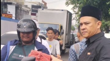 Ketua Syaiful Marpaung Pimpin Langsung Giat Jumat Berkah DPC GRIB Jaya Medan -PAC GRIB Jaya Medan Petisah, 500 Nasi Kotak Dibagikan di Depan Masjid Al Hasanah Medan