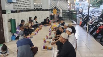 Umat Muslim Padati Masjid Jamik Kebun Bunga, Bukber Puasa Sunah Senin Berjalan Khidmat