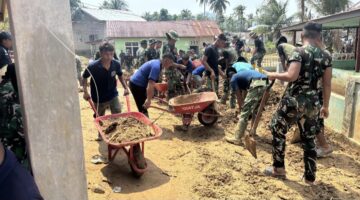Lapas Sibolga Bersama TNI Bantu Bersihkan Rumah dan Fasilitas Umum Warga Terdampak Banjir