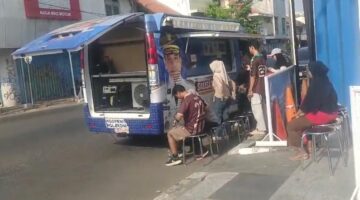 Lebih Cepat dan Praktis, Warga Kramat Manfaatkan Samsat Keliling Alun-Alun Kota Tegal