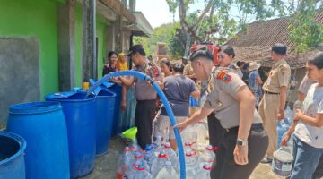 Warnai HUT Humas Polri ke-75, Bidhumas Polda Jateng Salurkan 16.000 Liter Air Bersih untuk Warga Jabungan*