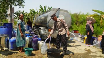 Polres Tegal Salurkan 20.000 Liter Air Bersih untuk Warga Terdampak Kemarau di Kedungbanteng