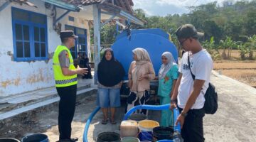 Kolaborasi Humas Polres Brebes Bersama Polsek Paguyangan Salurkan Air Bersih Untuk Warga Terdampak Kekeringan 