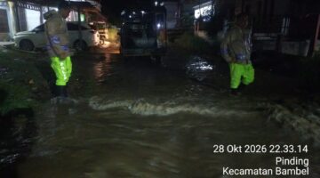Luapan Air Rendam Jalan Lintas Kutacane–Medan, Polres Aceh Tenggara Atur Arus Lalu Lintas Di Desa Kuning I