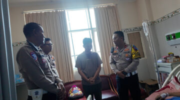 Tak Hanya Penegakan Hukum, Sat lantas Brebes Tunjukkan Kepedulian dengan Jenguk Korban Kecelakaan
