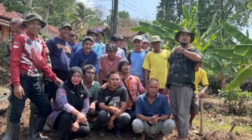 Sinergi TNI dan Warga Cipanas: Gotong Royong Lebarkan Jalan Menuju Jembatan Garuda Merah Putih.
