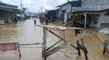 Rakyat Blokir Jalan Nasional demi Didengar, Jembatan Kuning Kembali Membongkar Persoalan Lama
