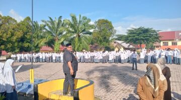 Rektor Universitas Gunung Lauser Pimpin Upacara Bendera di SMA Negeri 1 Badar, Sampaikan Pesan Pendidikan dan Perjuangan