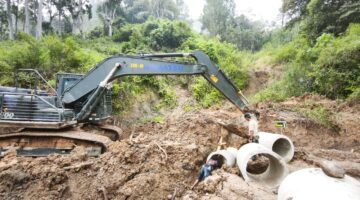 Satgas TMMD ke-130 Pasang Gorong-gorong pada Pembukaan Jalan Menuju Huntara