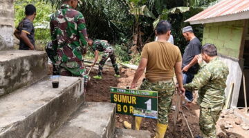 Satgas TMMD Ke-130 dan Warga Membuat Sumur Bor untuk Masyarakat Desa Kampung Pepelah dan Kampung Gajah